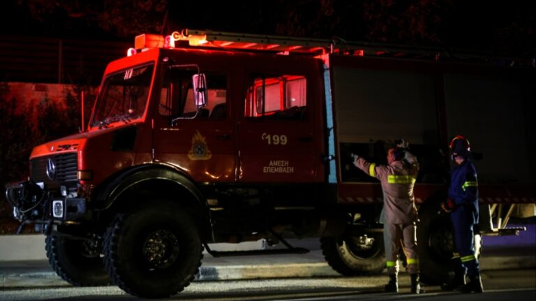 Φωτιά σε διαμέρισμα στην Καλλιθέα, 70χρονος ανασύρθηκε χωρίς τις αισθήσεις του