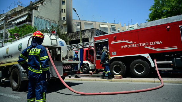 Υπό έλεγχο η φωτιά σε πάρκινγκ σπιτιού στα Άνω Λιόσια
