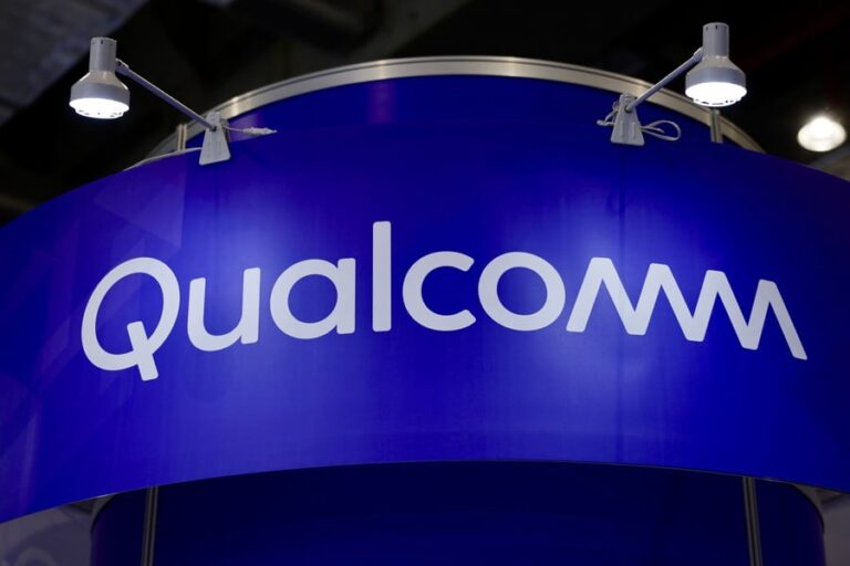 Bloomberg News: Η Qualcomm ενημέρωσε τους πελάτες της για διψήφιες αυξήσεις τιμών λόγω κόστους