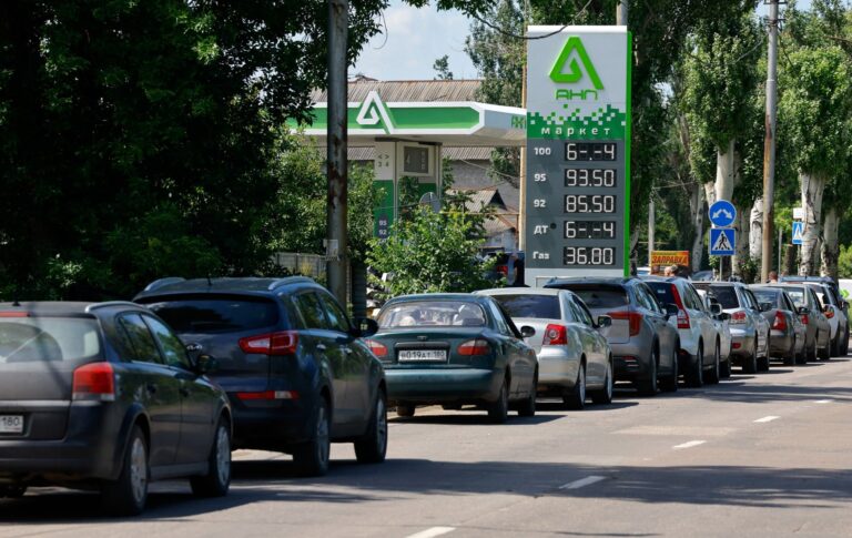 Reuters: Η Ρωσία εισάγει βενζίνη από την Ινδία για να αντιμετωπίσει τις ελλείψεις
