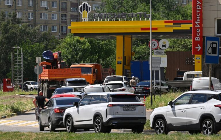 Reuters: Η παραγωγή βενζίνης στη Ρωσία καλύπτει το 65% της ζήτησης μετά τις ουκρανικές επιθέσεις