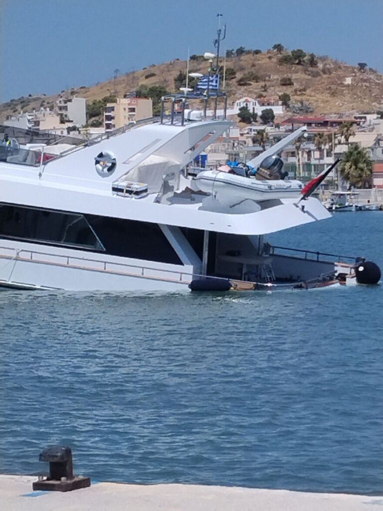 Σαλαμίνα: Θαλαμηγός στη Μαρίνα Βουρκαρίου έβαλε νερά, αγώνας δρόμου για να μην βυθιστεί ολοσχερώς - Δείτε βίντεο και φωτογραφίες