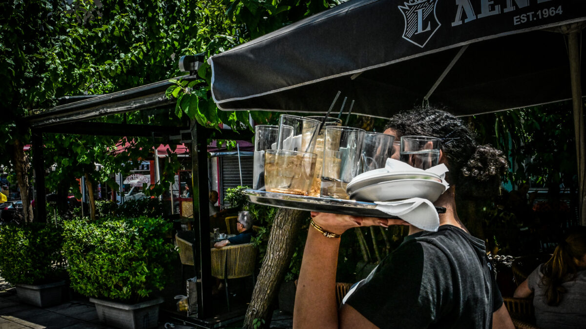 &Epsilon;&rho;&gamma;&alpha;&zeta;ό&mu;&epsilon;&nu;&omicron;&sigmaf; &sigma;&tau;&eta;&nu; &epsilon;&sigma;&tau;ί&alpha;&sigma;&eta;