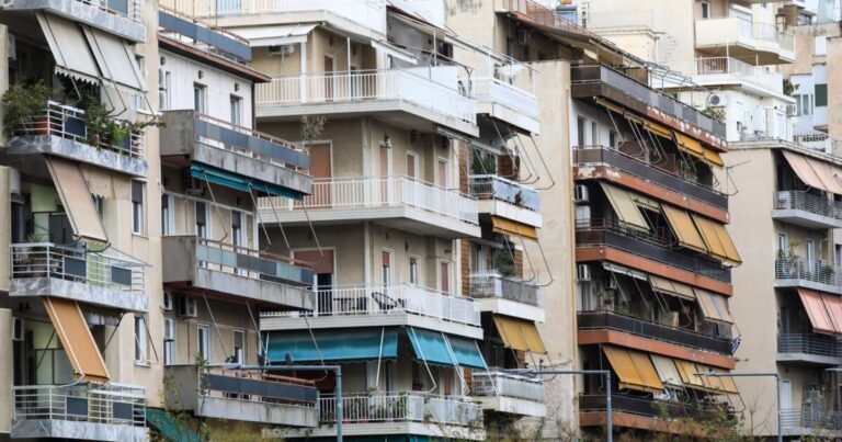 Σκληρή επίθεση της ΕΛΑΣ στην κυβέρνηση για τη στεγαστική κρίση: «Με 6,5 δισ. θα μπορούσαν να κατασκευαστούν επτά φορές περισσότερα σπίτια»