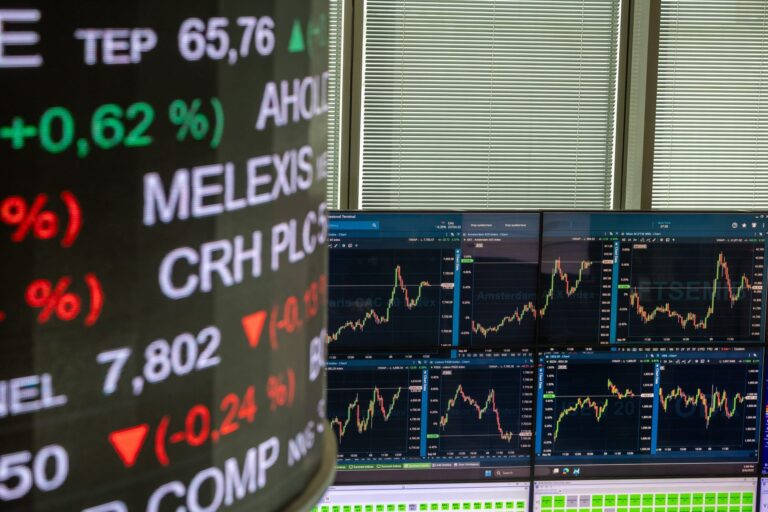 Χρηματιστήρια: Πέριξ των 2.500 μονάδων η Αθήνα - Πτωτικά η Wall Street