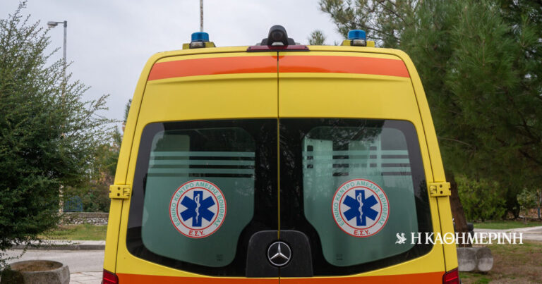 Τροχαίο στη Μεσαρά: ΙΧ ξέφυγε από την πορεία του και έπεσε πάνω σε στύλο