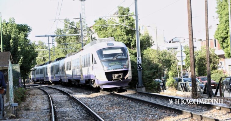 Φωτιά κοντά στις γραμμές του Προαστιακού – Kαθυστερήσεις και τροποποιήσεις δρομολογίων