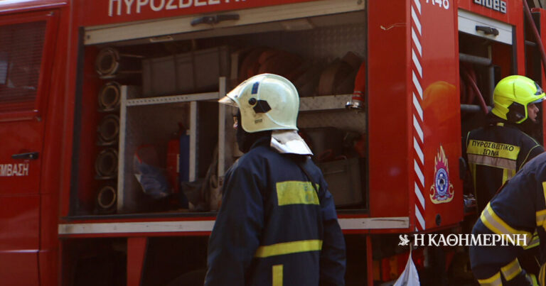 Φωτιά σε επιχείρηση στο Μενίδι – Κλειστό τμήμα της Λ. Δημοκρατίας