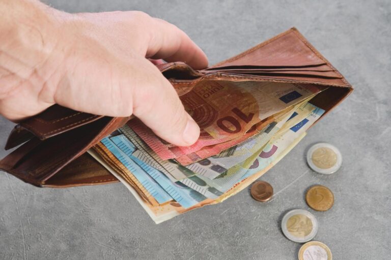 e-ΕΦΚΑ – ΔΥΠΑ: Πότε πληρώνονται συντάξεις και επιδόματα Αυγούστου