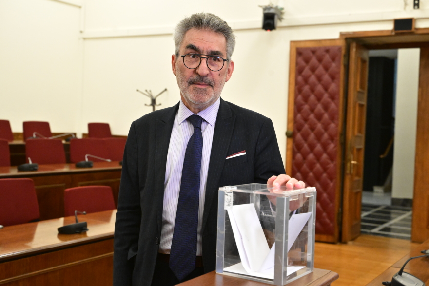 &Pi;&rho;ό&epsilon;&delta;&rho;&omicron;&sigmaf; &tau;&omicron;&upsilon; &Sigma;&Upsilon;&Rho;&Iota;&Zeta;&Alpha; &eta; &Delta;&omicron;ύ&rho;&omicron;&upsilon; &mu;&epsilon; 7 &alpha;&pi;ό &tau;&iota;&sigmaf; 8 &psi;ή&phi;&omicron;&upsilon;&sigmaf;