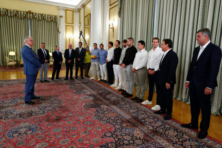 &Omicron; &Kappa;&omega;&nu;&sigma;&tau;&alpha;&nu;&tau;ί&nu;&omicron;&sigmaf; &Tau;&alpha;&sigma;&omicron;ύ&lambda;&alpha;&sigmaf; &delta;έ&chi;&theta;&eta;&kappa;&epsilon; &tau;&omicron;&upsilon;&sigmaf; &laquo;&chi;&rho;&upsilon;&sigma;&omicron;ύ&sigmaf;&raquo; &alpha;&theta;&lambda;&eta;&tau;έ&sigmaf; &tau;&eta;&sigmaf; &Epsilon;&theta;&nu;&iota;&kappa;ή&sigmaf; &omicron;&mu;ά&delta;&alpha;&sigmaf; &pi;ό&lambda;&omicron;, &phi;&omega;&tau;&omicron;&gamma;&rho;&alpha;&phi;ί&epsilon;&sigmaf; 