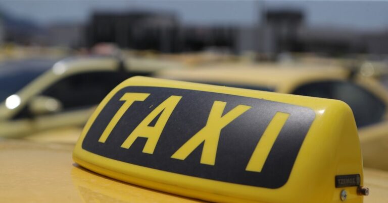 Οδηγός ταξί απείλησε τέσσερις 17χρονους γιατί αρνήθηκαν να πληρώσουν διπλάσιο κόμιστρο – Βίντεο ντοκουμέντο