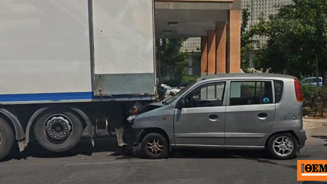 Τροχαίο με τραυματία στον Κεραμεικό, διακοπή της κυκλοφορίας στην Πειραιώς - ΙΧ έπεσε πίσω από φορτηγό, δείτε βίντεο