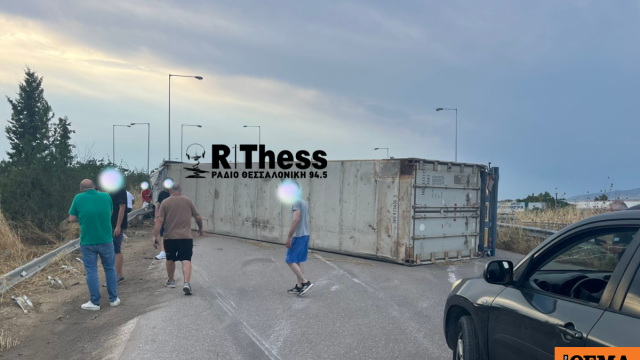 Ανετράπη νταλίκα στην Εθνική Οδό Αθηνών-Θεσσαλονίκης, απεγκλωβίστηκε ο οδηγός