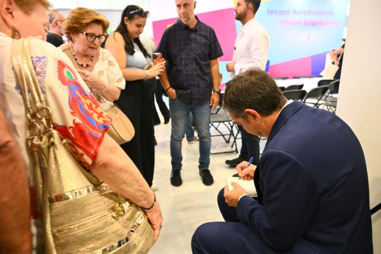 Αλέξης Τσίπρας: Παρουσίασε την πρόταση της ΕΛ.Α.Σ. για την Αυτοδιοίκηση - Η τούρτα έκπληξη για τα γενέθλιά του - ΦΩΤΟ και ΒΙΝΤΕΟ