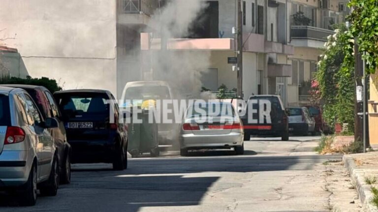 Αυτοκίνητο στον Βόλο έπιασε φωτιά, σώθηκε ο οδηγός τελευταία στιγμή, δείτε βίντεο