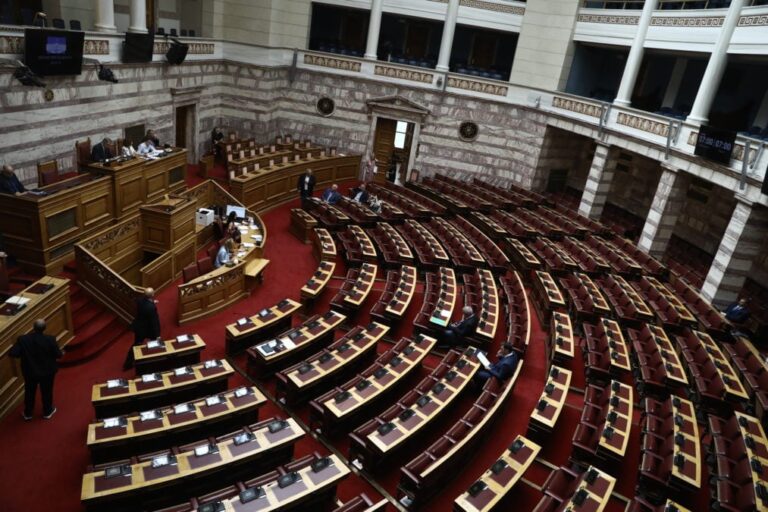 Συνταγματική Αναθεώρηση: Ολοκληρώθηκε η συζήτηση με τις τελικές ομιλίες των εισηγητών - Σε εξέλιξη η ψηφοφορία