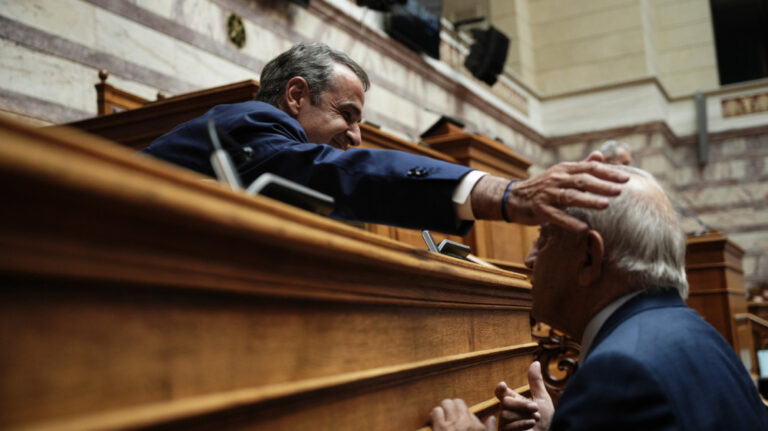 &laquo;Έ&chi;&omega; &sigma;&tau;&omicron; &pi;&lambda;&epsilon;&upsilon;&rho;ό &mu;&omicron;&upsilon; &tau;&omicron;&upsilon;&sigmaf; &gamma;&iota;&alpha;&tau;&rho;&omicron;ύ&sigmaf; &tau;&omicron;&upsilon; &Lambda;&alpha;ϊ&kappa;&omicron;ύ&raquo;: &Tau;&omicron; &mu;ή&nu;&upsilon;&mu;&alpha; &tau;&omicron;&upsilon; &Delta;&iota;&omicron;&nu;ύ&sigma;&eta; &Chi;&alpha;&tau;&zeta;&eta;&delta;ά&kappa;&eta; &gamma;&iota;&alpha; &tau;&omicron; &pi;&rho;ό&beta;&lambda;&eta;&mu;&alpha; &upsilon;&gamma;&epsilon;ί&alpha;&sigmaf; &tau;&omicron;&upsilon;