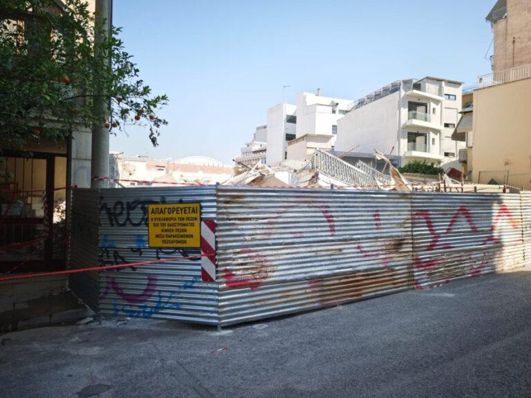 Αναζητείται λύση μέσω Airbnb για τους κατοίκους του κτιρίου που κατέρρευσε στα Πετράλωνα, έχει εκκενωθεί και η διπλανή πολυκατοικία