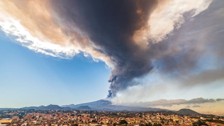 Ανεστάλησαν οι πτήσεις στο αεροδρόμιο της Κατάνια λόγω της έκρηξης της Αίτνας