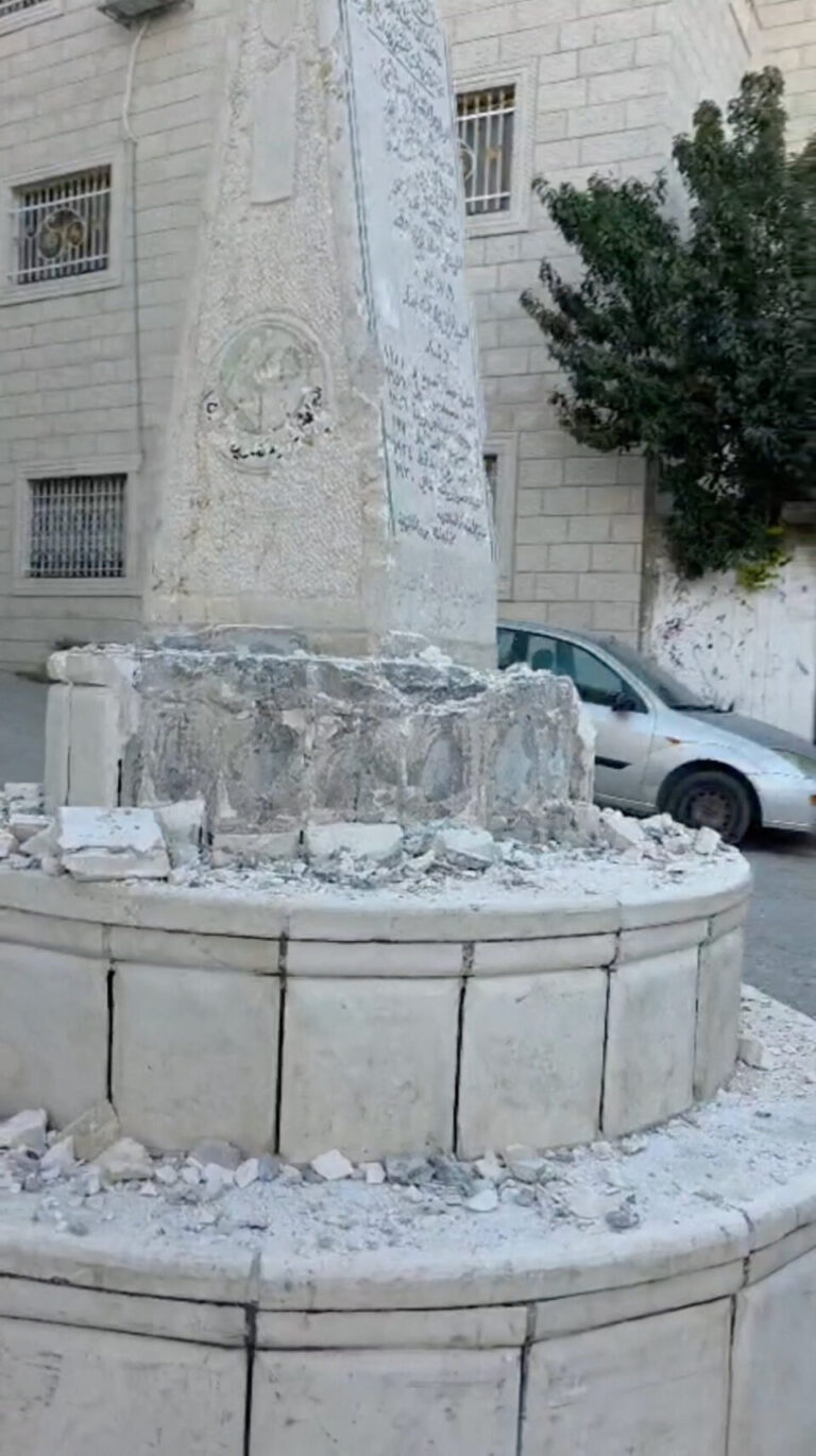 Ισραηλινός βουλευτής έσπασε με βαριοπούλα παλαιστινιακό μνημείο-1