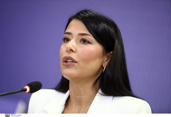 Τήνος: Ρομά επιτέθηκαν φραστικά στην Αφροδίτη Λατινοπούλου στο λιμάνι του νησιού - Την έβρισαν χυδαία - ΒΙΝΤΕΟ