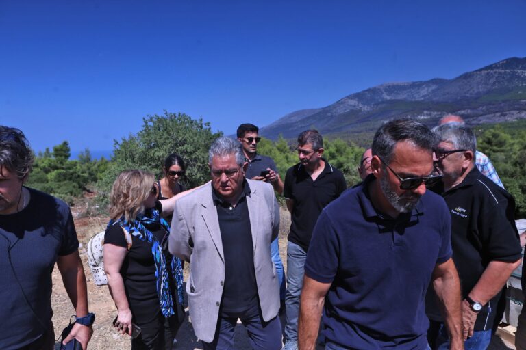 Επίσκεψη Κουτσούμπα σε πληγείσες από τις φωτιές περιοχές στη Δυτική Αττική: «Η κυβέρνηση γνώριζε τα προβλήματα και έχει τεράστιες ευθύνες»
