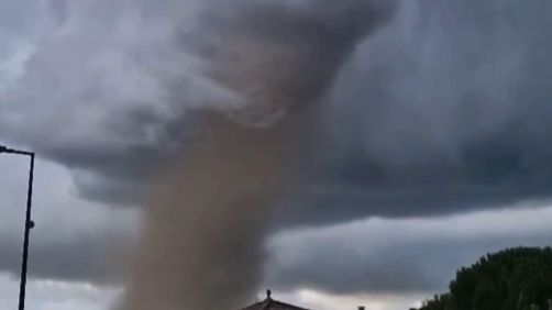 Ισχυρός ανεμοστρόβιλος έπληξε την νότια Γαλλία - Δεκάδες τραυματίες και μεγάλες ζημιές