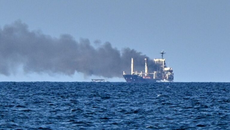 Η Μόσχα λέει ότι έπληξε πλοίο που μετέφερε όπλα για την Ουκρανία