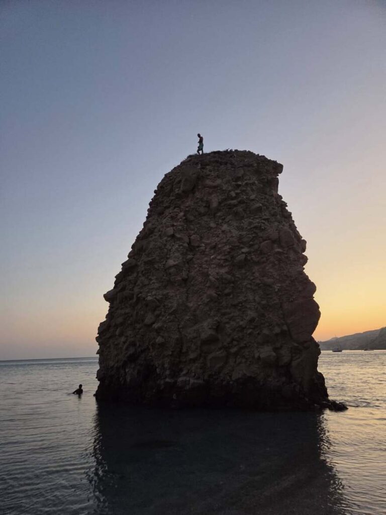 Καρέ καρέ η στιγμή που ο 33χρονος κατεβαίνει με σχοινί από τον βράχο 20 μέτρων στη Μήλο υπό την επίβλεψη drone, δείτε βίντεο