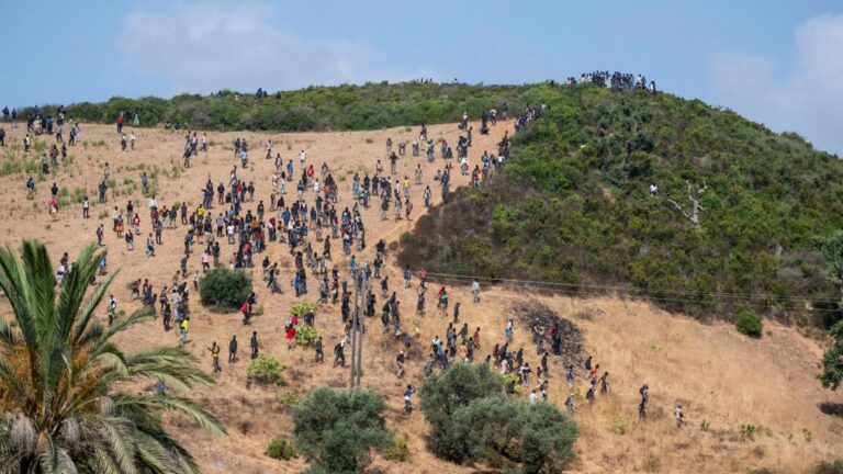 Νέα απόπειρα μαζικής εισόδου στη Θέουτα - Εκατοντάδες μετανάστες αναχαιτίστηκαν από το Μαρόκο
