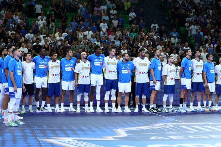 Συγκλονιστική στιγμή στο Ελλάδα – Κύπρος: Αγκαλιασμένοι οι παίκτες των δύο ομάδων έψαλαν τον Εθνικό Ύμνο - ΒΙΝΤΕΟ