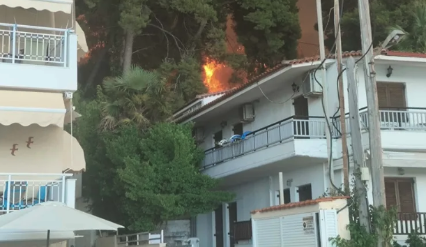 Φωτιά στη Χαλκιδική: Οι φλόγες έφτασαν σε σπίτια – Σε εξέλιξη εκκένωση διά θαλάσσης-1