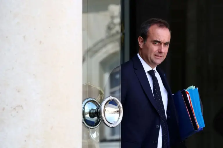 Γαλλία: Ο Λεκορνί πιέζει τους ασφαλιστές να καλύψουν τις ζημιές από τις πυρκαγιές