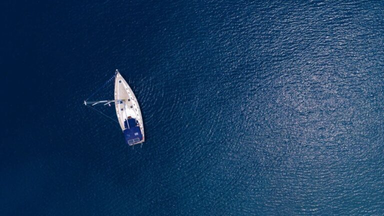 Αγνοείται Ισπανός επιχειρηματίας που έπλεε στην Πύλο - Στο ακυβέρνητο σκάφος για μέρες η σύζυγός του