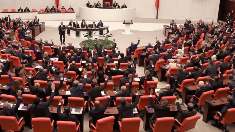 Η Τουρκία υιοθέτησε «ιστορικό» νόμο για την κοινωνική επανένταξη των μαχητών του PKK