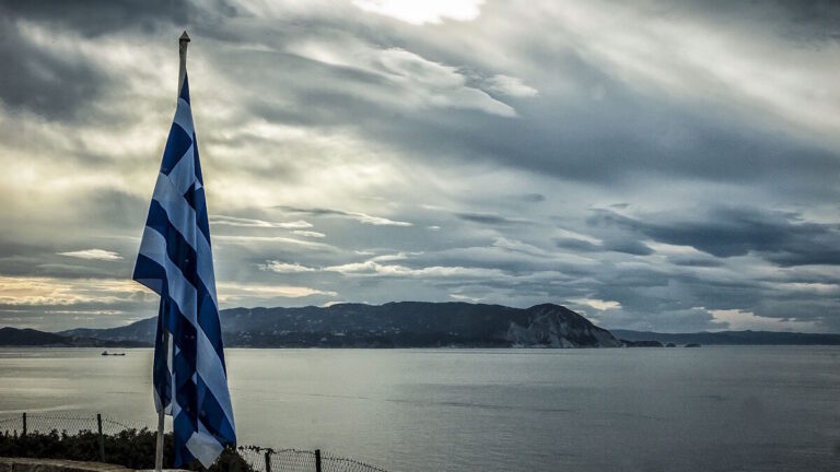 &Eta; &gamma;&alpha;&lambda;&alpha;&nu;ό&lambda;&epsilon;&upsilon;&kappa;&eta; &kappa;&upsilon;&mu;&alpha;&tau;ί&zeta;&epsilon;&iota; &sigma;&epsilon; &nu;&eta;&sigma;ί &tau;&omicron;&upsilon; &Alpha;&iota;&gamma;&alpha;ί&omicron;&upsilon;