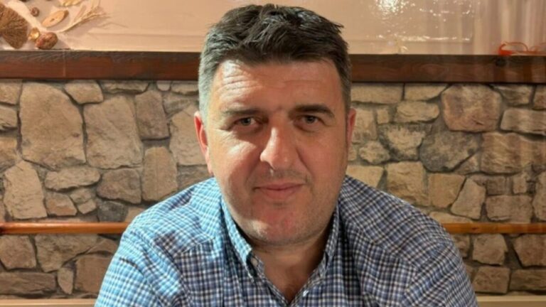 &Omicron; &Sigma;&omega;&kappa;&rho;ά&tau;&eta;&sigmaf; &Alpha;&lambda;&epsilon;&iota;&phi;&tau;ή&rho;&alpha;&sigmaf;