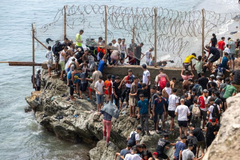 Θέουτα: Επέστρεψαν οικειοθελώς στο Μαρόκο 48.200 μετανάστες