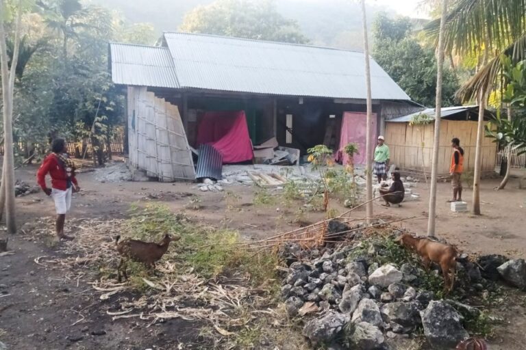 Ινδονησία: Στους 38 οι νεκροί από τη σεισμική δόνηση των 7,7 Ρίχτερ