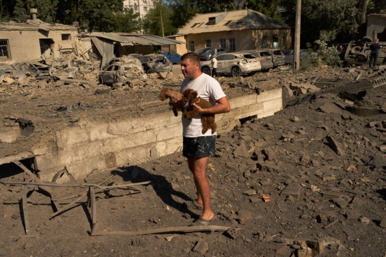 Τουλάχιστον 16 νεκροί μετά από «μαζική» ρωσική επίθεση στο Κίεβο