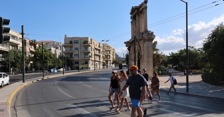 Έξοδος Αυγούστου: Άδεια η Αθήνα, το αδιαχώρητο στα λιμάνια - Φεύγουν και οι τελευταίοι αδειούχοι