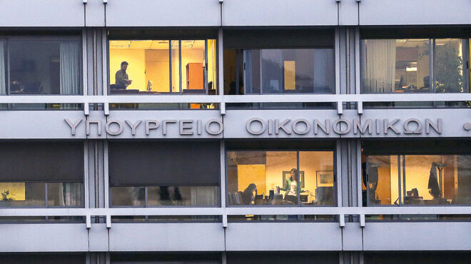Μείωση φόρων σε βάθος τετραετίας για τους επαγγελματίες