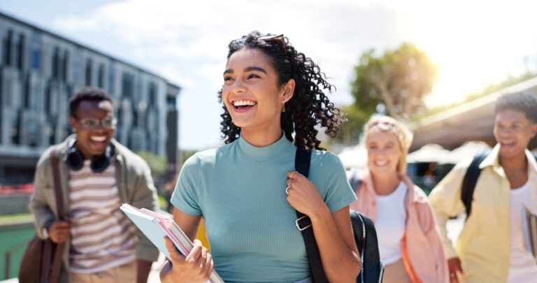 Bank of America: Η Gen Z αποταμιεύει λιγότερο από κάθε άλλη γενιά, δίνει προτεραιότητα στις «μικρές απολαύσεις»