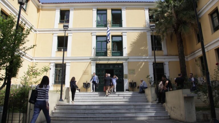 Ελεύθερος μέχρι τη δίκη ο σύζυγος παρουσιάστριας που κατηγορείται για ενδοοικογενειακή βία, δεν μπορεί να επιστρέψει στο σπίτι τους
