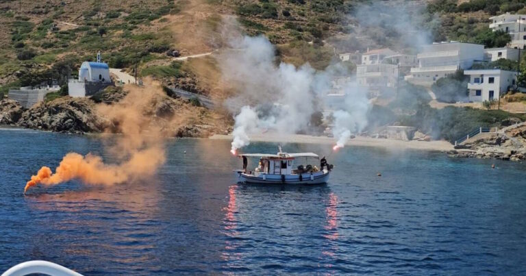 Με κόρνες πλοίων και καπνογόνα από καΐκια το τελευταίο «αντίο» στον δήμαρχο Φούρνων, Δημήτρη Καρύδη