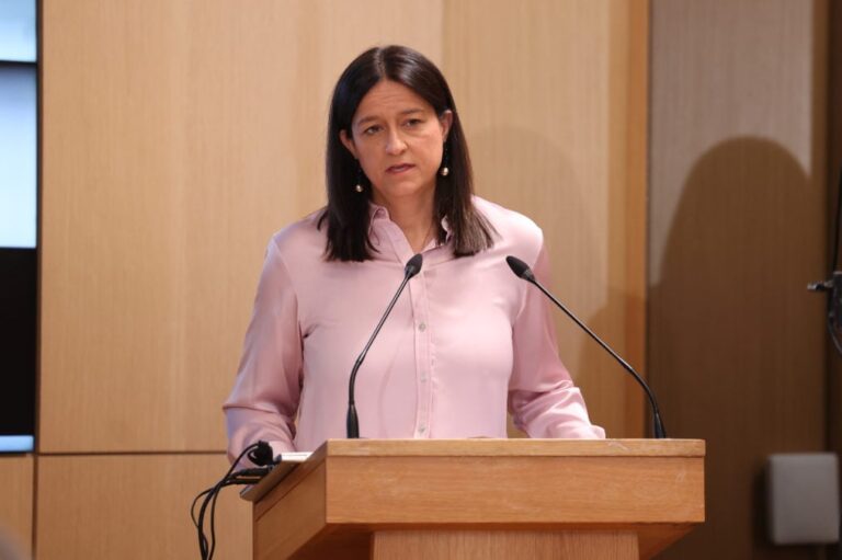 Κεραμέως για Ράμφο: «Υπάρχουν άνθρωποι που όταν φεύγουν αφήνουν πίσω τους κάτι πολύ μεγαλύτερο από το έργο τους»