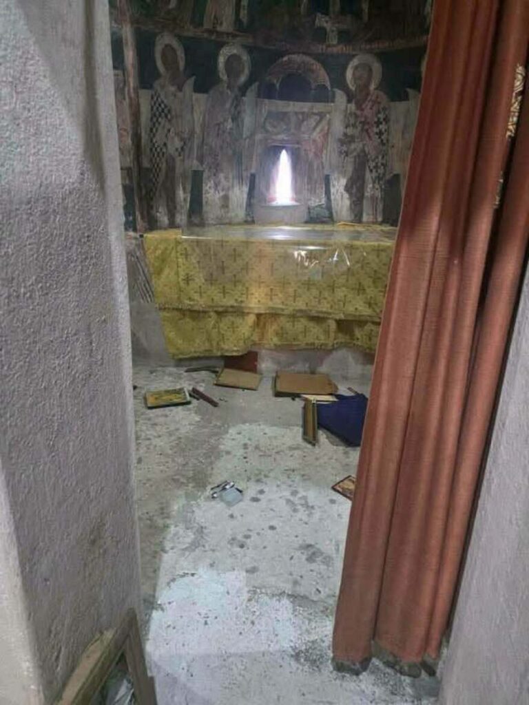 Βανδάλισαν εκκλησάκι στον Σαρωνικό, προκάλεσαν ζημιές και στο Ιερό, δείτε φωτογραφίες