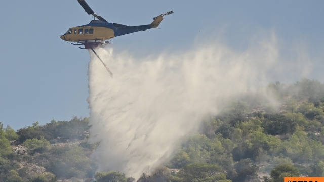 Βελτιωμένη η εικόνα της φωτιάς στην Άνδρο, στην περιοχή Κάτω Απρόβατος, εστάλη μήνυμα από το 112