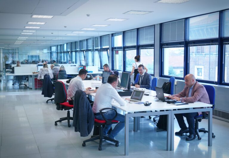«Το θέατρο της παραγωγικότητας»: Πώς θα «εξοντώσετε» τον αλγόριθμο του εργοδότη που σας παρακολουθεί